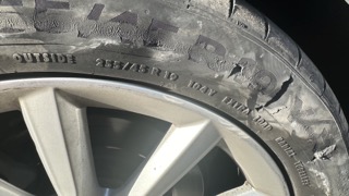 Sérült Continental Sport Contact 6 gumiabroncs látható defekttel az oldalfalon